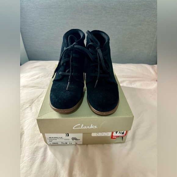 CLARKS BOOTIES Women's Black Lace Up SASHLIN SUE Suede/Leather 3" Heel size 7.5 - Picture 5 of 8